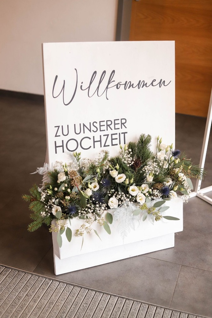 Willkommensschild Blumenbeet