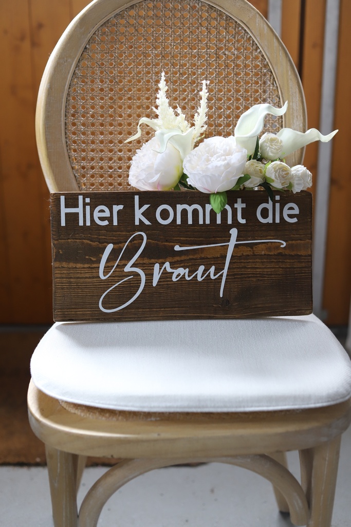 Schild "Hier kommt die Braut"